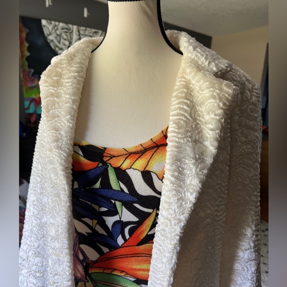 Carina Woman’s Textured Coat - Picture 8 of 10